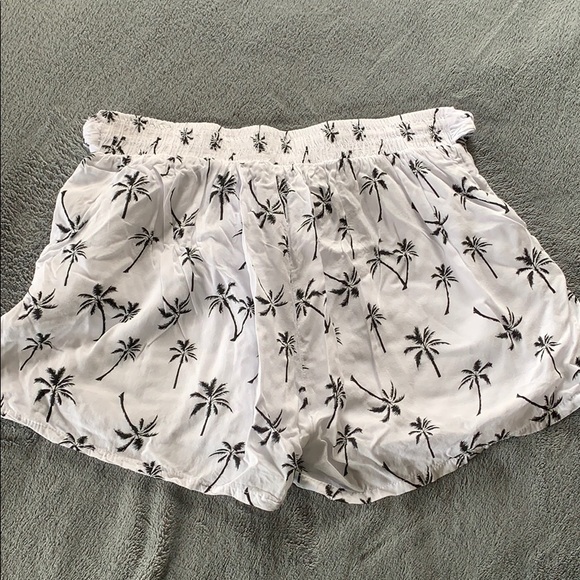 francesca’s white palm tree shorts - Picture 4 of 5